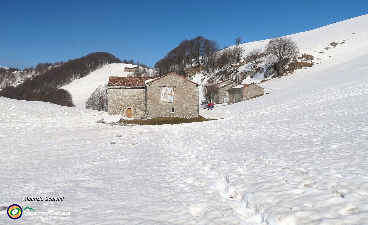 35 Raggiungo le belle baite sotto la vetta....JPG